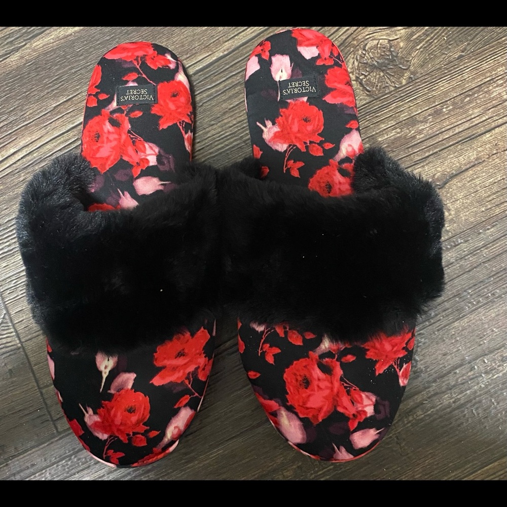 Women’s Victoria Secret Slippers Size Small (6/7)